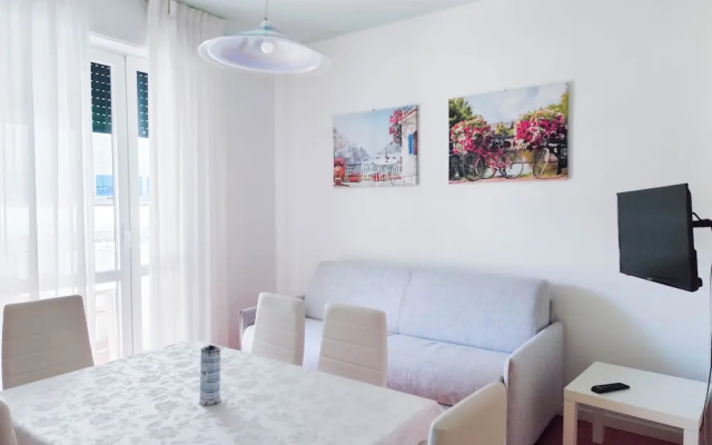 Comfy Apartment With Pool Access