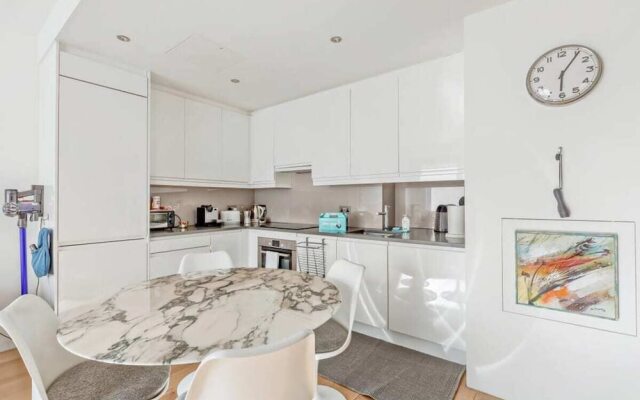 Elegant 2 Bed, 2 Bath Apt Sleeps 6 in Marylebone