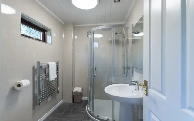 Bluebell Lodge 2 with Hot Tub