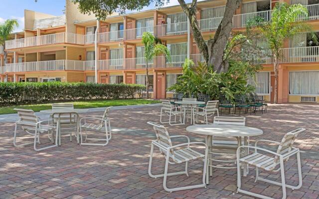 Howard Johnson by Wyndham Tropical Palms Kissimmee