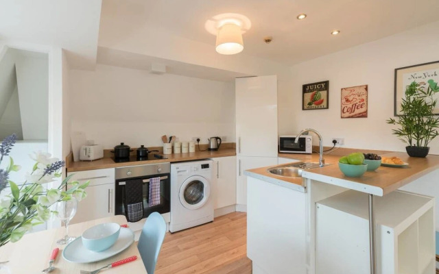 Homely Attic Apt in Central Bristol Sleeps 6