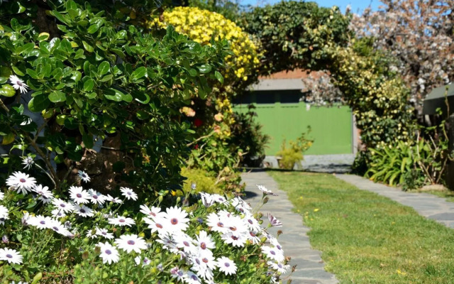 Casa c/amplio jardín, garage y parrilla.