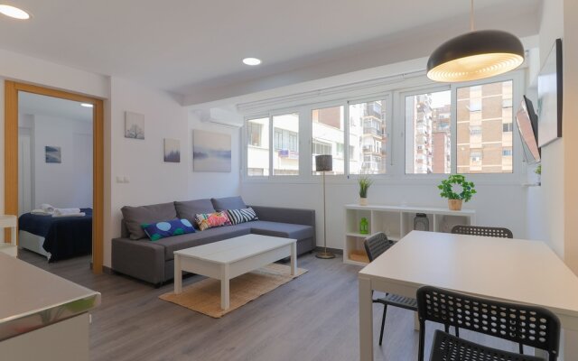 Bright Málaga Beach and Downtown Apartment