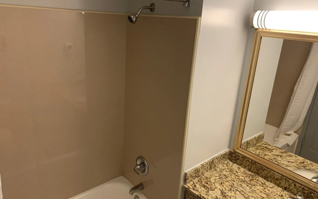 HomeTowne Studios by Red Roof Denver, PA