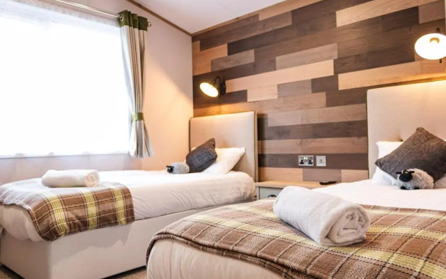 The White Rose Lodge with Hot Tub