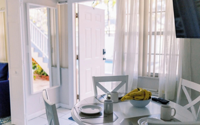 Beachside Gardens Apartments by Lowkl