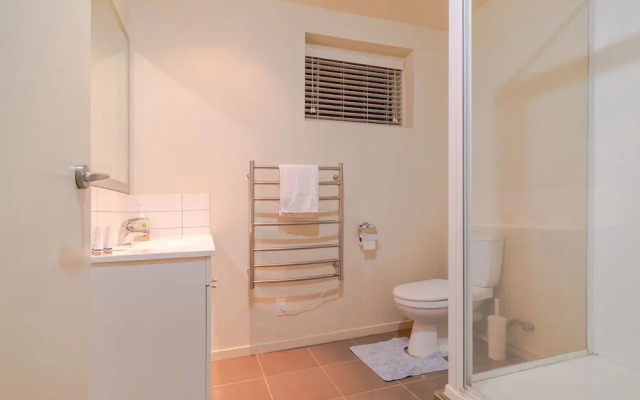 Birkenhead Super Cozy & Comfort Shared Room