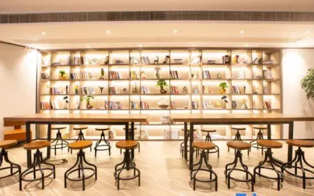 HanTing Hotel (Zhengzhou Zhongyuan Aquatic Products Logistics Port)