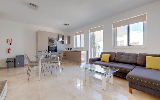 Deluxe Apartment Steps to St George's Bay