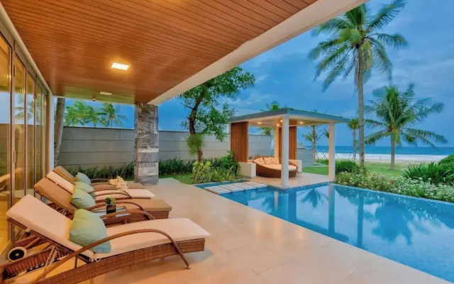 Luxe 6BR Beachfront Villa: Group Getaway Haven