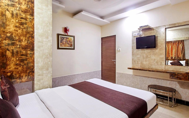 OYO 424 Hotel Apple Suites