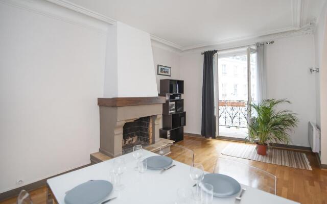 Pick a Flat - Canal Saint Martin / Yves Toudic apartment