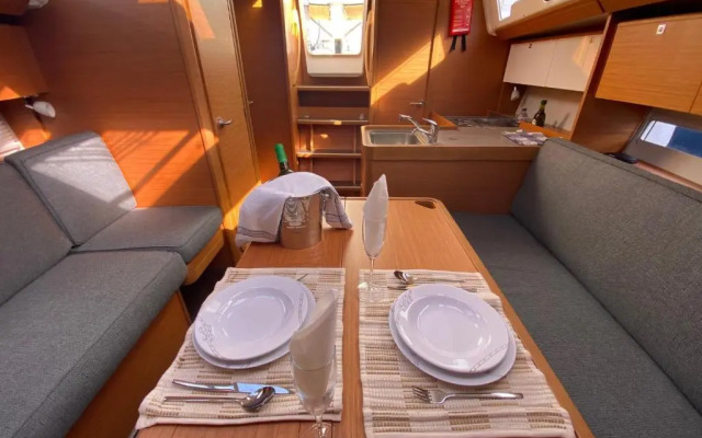 TROIA - Veleiro em marina