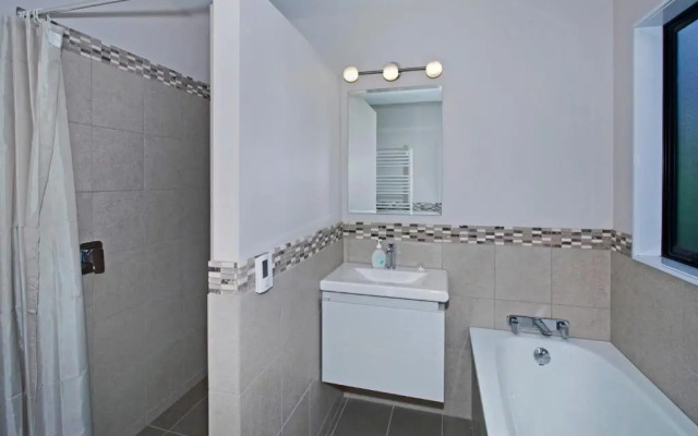 Riverside Villa - in the City by the River!