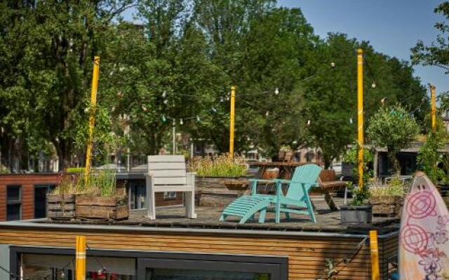 Private studio on houseboat in the centre!
