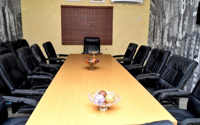 Royal Park Hotel & Suites