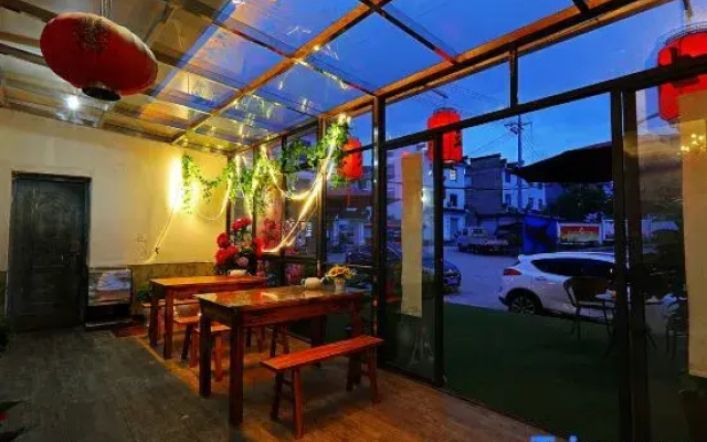 Huangshan North Station Inn