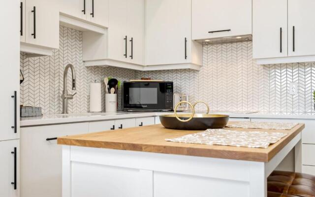 Stylish Downtown 1BR Condo - Superb Views