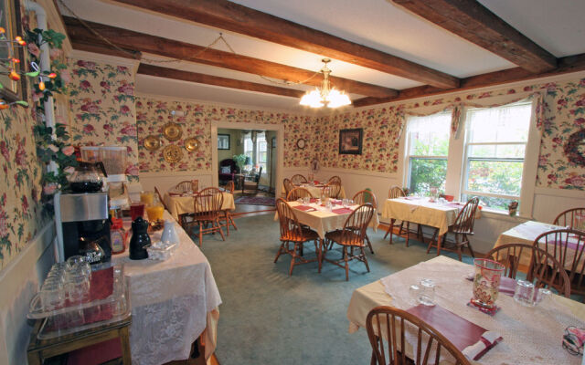 Old Red Inn & Cottages