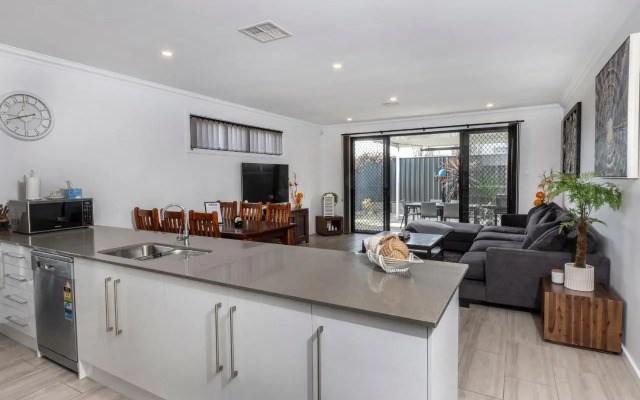 Cozy Getaway, King Bed with TV, NBN, Netflix, Nespresso