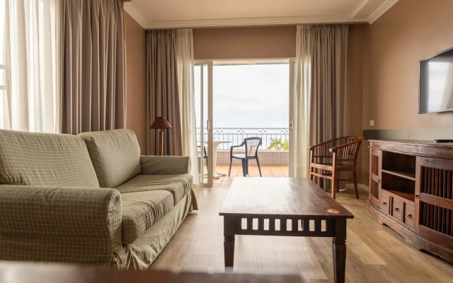 Coral La Quinta Park Suites