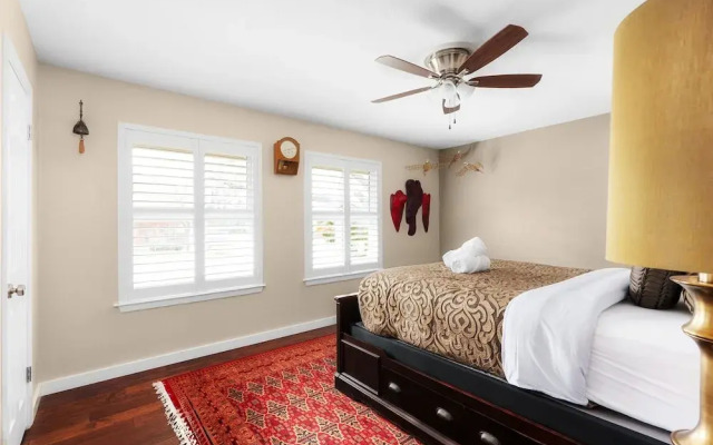 Luxury 5-Bedroom Stay W Pool Spa  Grill