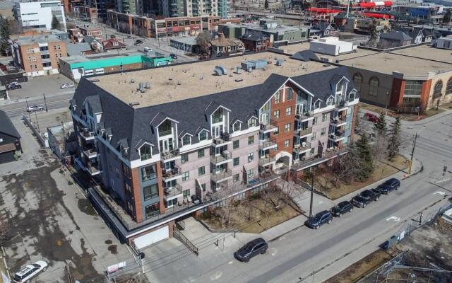Comfy Home Office Condo w Parking Balcony Coffee