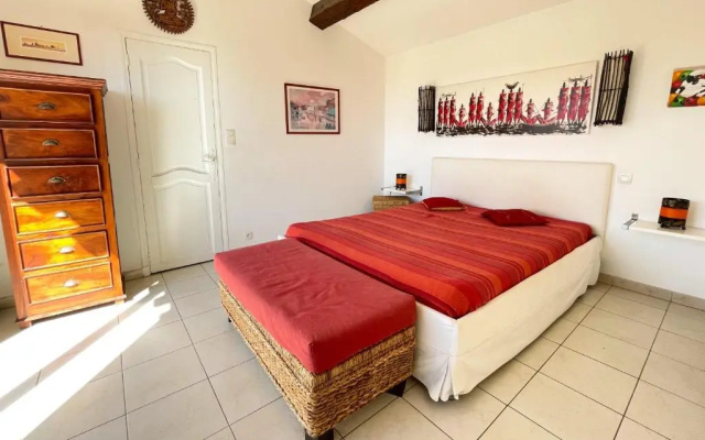 House with SWIMMING POOL 250m from the sea