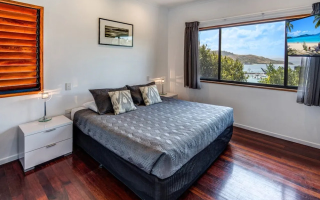 The Boathouse - Luxury Holiday Home with Jacuzzi