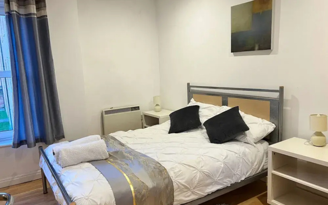 Nantwich - Sleeps 4 - Parking - Town 10mins Walk