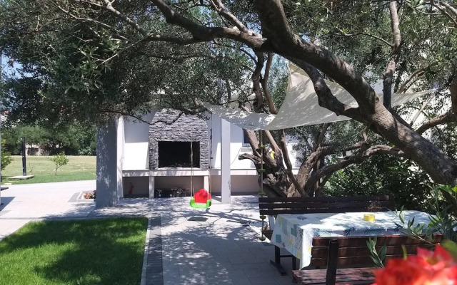 Modern Apartment in Kastel Stafilic With Fenced Garden