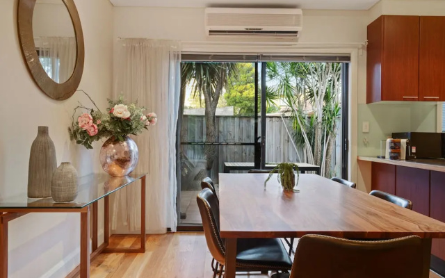 Tranquil And Spacious Home Near Shopping Mall