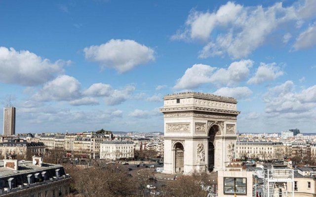 Veeve - Rooftop Views of the Arc de Triomphe