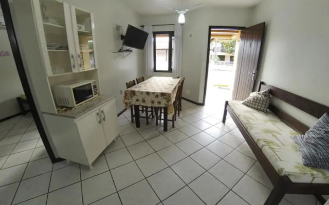 Ap 7 pessoas-1 quadra do mar, na avenida de Bombas