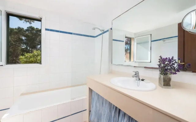 Burgit in Santa y With 2 Bedrooms and 1 Bathrooms