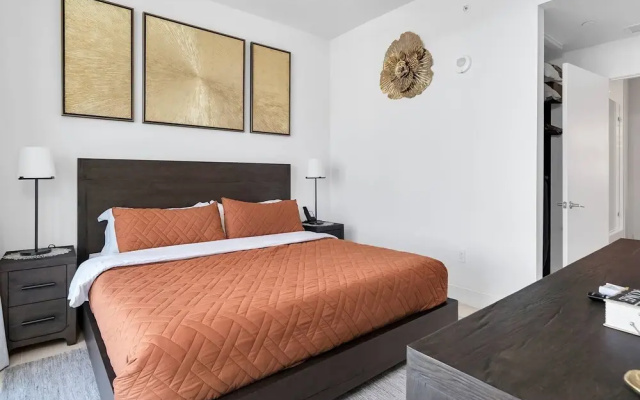 Penthouse 1BR Breathtaking City & Water Views