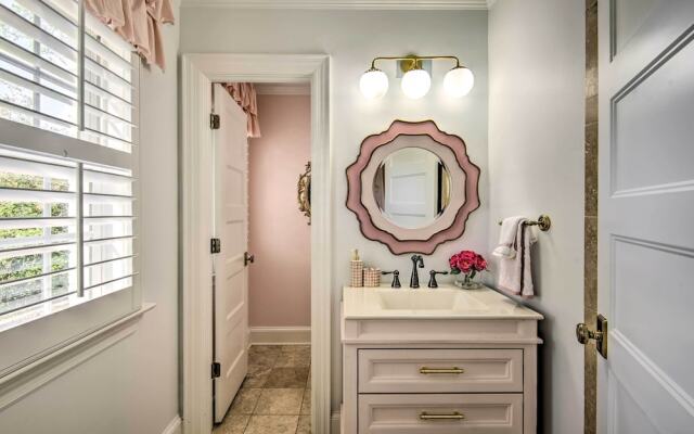 Stunning Charlotte Home: Private Pool!