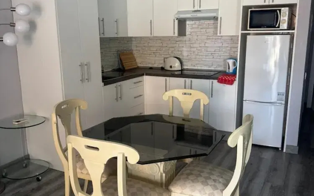 Las Americas 1-bed Apt, Sleeps 5, Pool, Parking