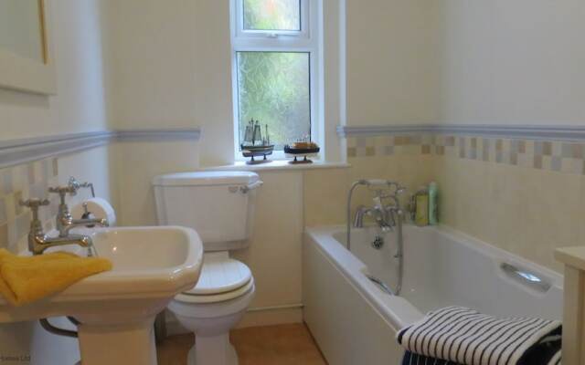 The Garden Flat Tucked Away Close To Amenities