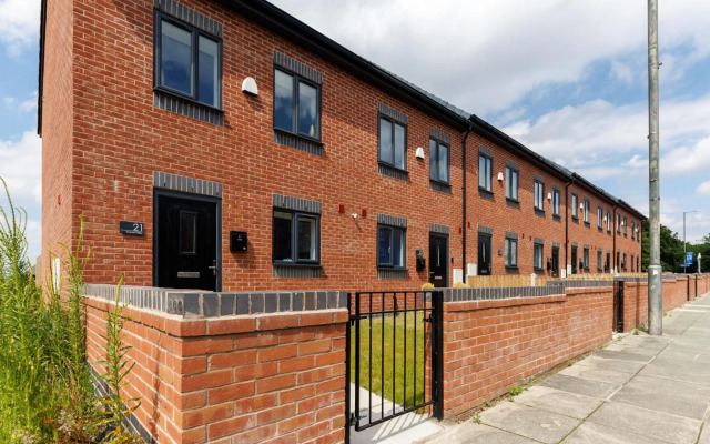 Air Host and Stay - Beautiful new build 3 bedroom house sleeps 8 minutes from LFC 21