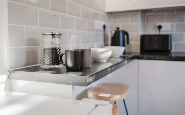 Corner House - Bright 2BD in Cheltenham