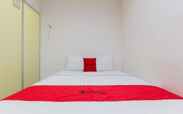 RedDoorz near Taman Flora Bratang Surabaya