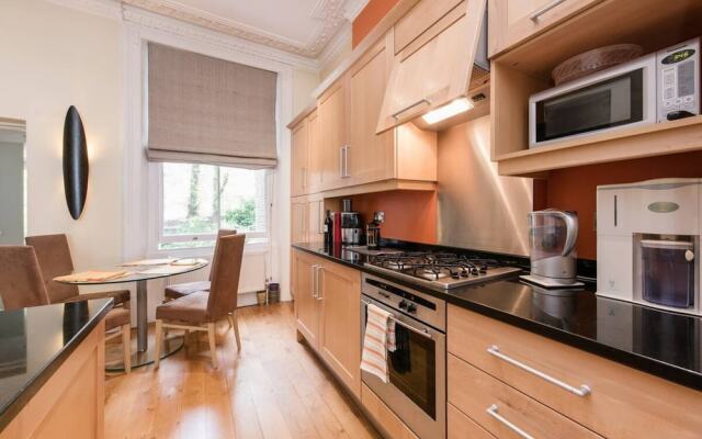 Inviting 1BD Hideaway Kensington Olympia!