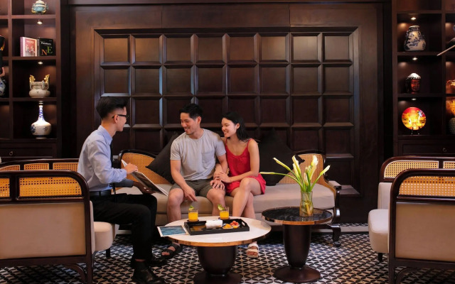May de Ville Crown Hotel
