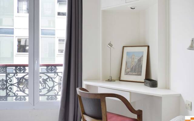 204340 - A two-room apartment with traditional chic style in the Marais