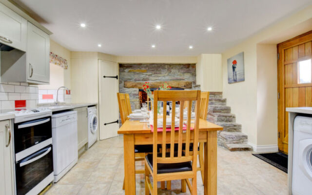 Holiday Home Bwthyn yr Onwydden