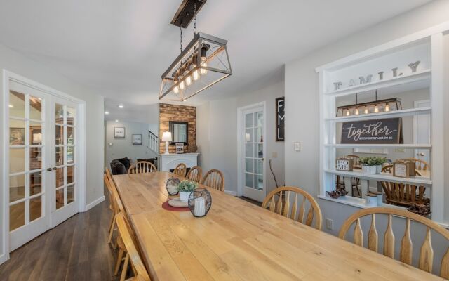 Family Cabin 5 Bedroom Home by NW Comfy Cabins