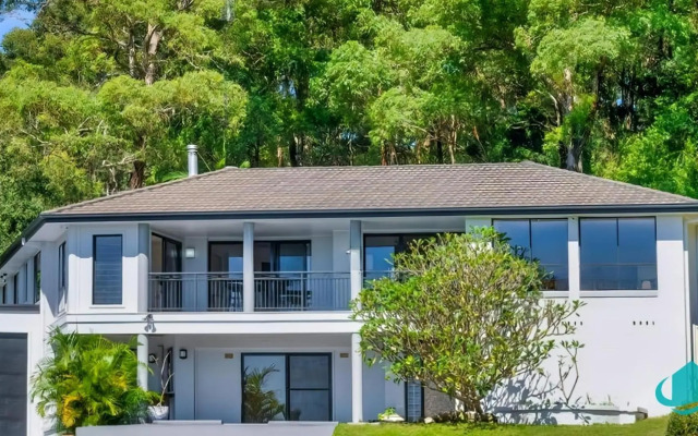 Splendour Hideaway - Luxury pool at Caves Beach