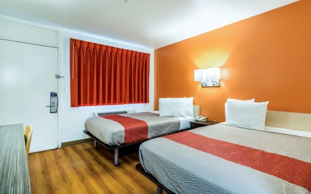 Motel 6 Lumberton, NC