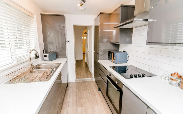 New City House, Great Location - With Parking